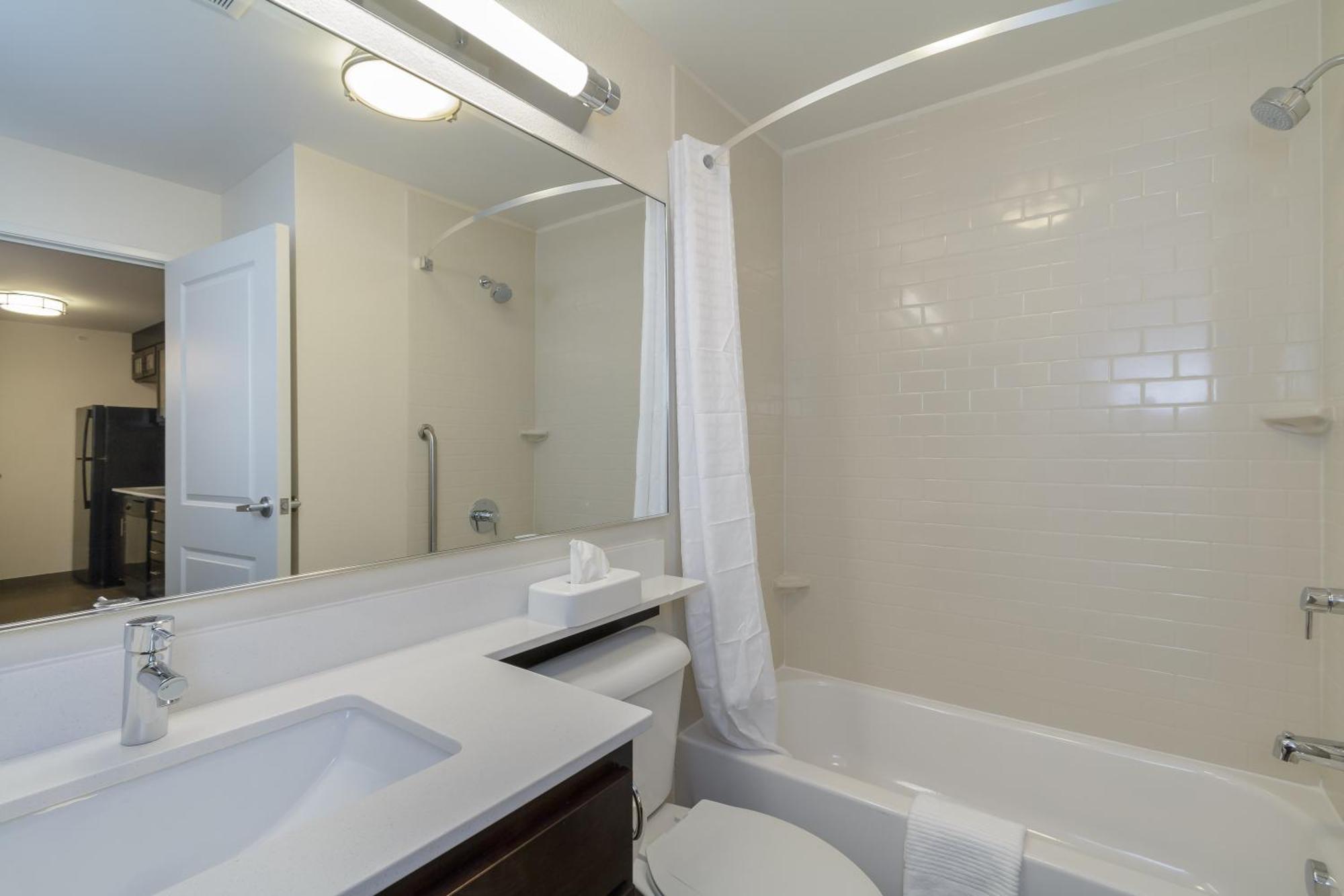 One-Bedroom Queen Suite,1442892826:JPEG